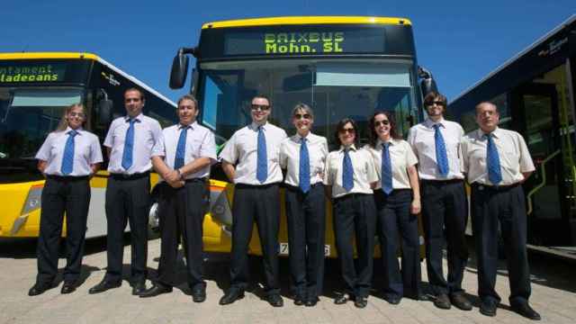 Conductores de la empresa Mohn posan ante los últimos vehículos que se han incorporado a la compañía / MOHN