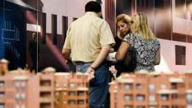 Una pareja consulta las condiciones de un préstamo, en una imagen de archivo / EFE
