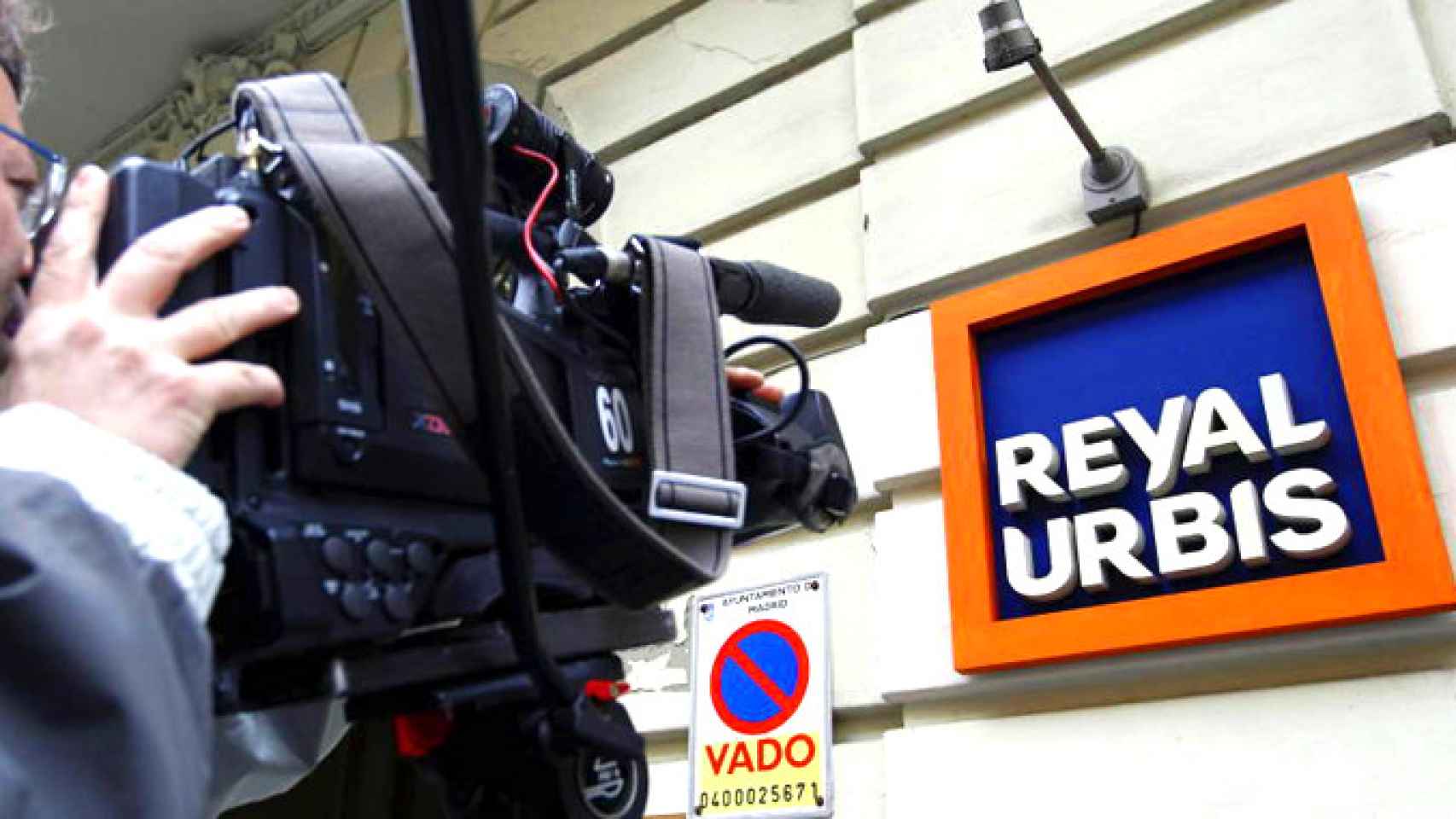 Un periodista graba el logo de la empresa Reyal Urbis / EFE