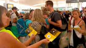 ANC usando las colas en el aeropuerto de El Prat de Barcelona para hacer campaña independentista / TWITTER
