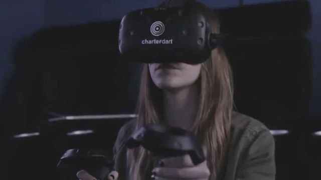 Captura de una mujer usando realidad virtual / Charterdart