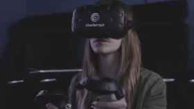 Captura de una mujer usando realidad virtual / Charterdart