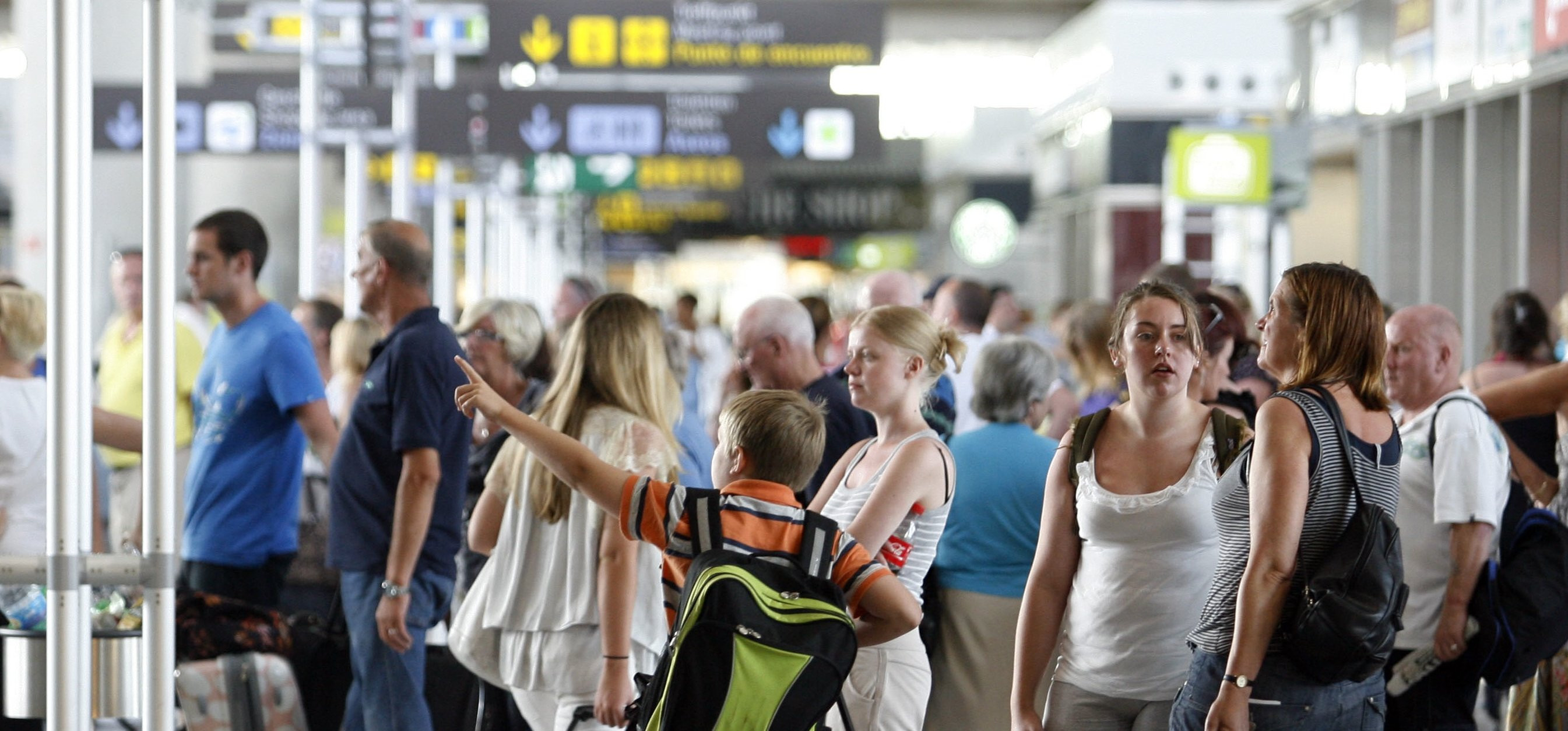 Imagen de turistas en el aeropuerto de El Prat esperano la salida de su vuelo