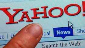 Un internauta señala el logo de Yahoo! / EFE