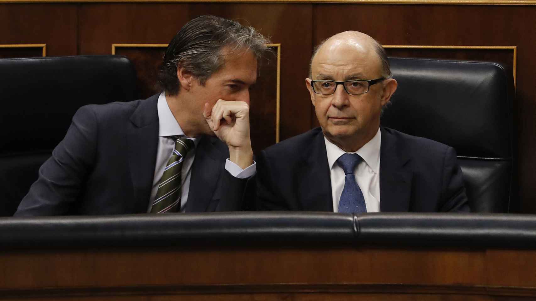 Los ministros Gómez de la Serna (Fomento) y Montoro (Hacienda) hoy en el Congreso de los Diputados / EFE