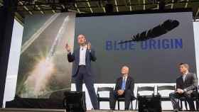 El fundador de Amazon y Blue Origin, Jeff Bezos, en la presentación de uno de sus choetes / EFE