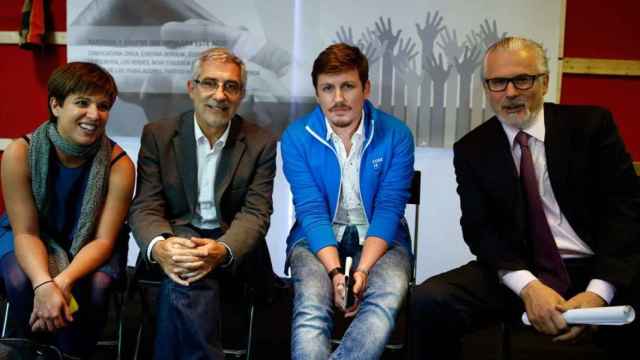 El juez Baltasar Garzón (d) luce nueva imagen con barba en un acto de la plataforma de izquierdas Ahora en Común, con Gaspar Llamazares (2i), Beatriz Talegón (i) y Tasio Oliver (2d) en Madrid / EFE