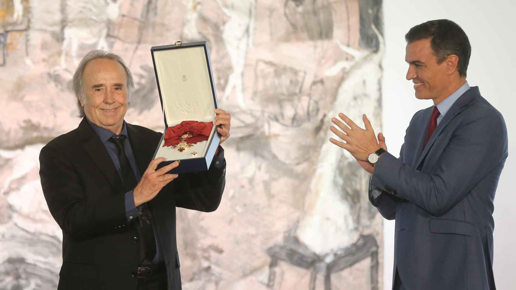 Joan Manuel Serrat, recibiendo la Gran Cruz de la Orden Civil de Alfonso X el Sabio por parte del presidente del Gobierno, Pedro Sánchez / EUROPA PRESS - I.Infantes
