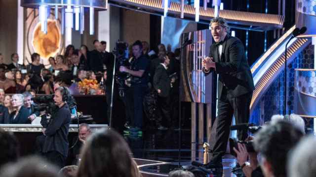 Joaquin Phoenix agradeciendo el premio a mejor actor de drama por Joker en los Globos de Oro 2020  / EFE