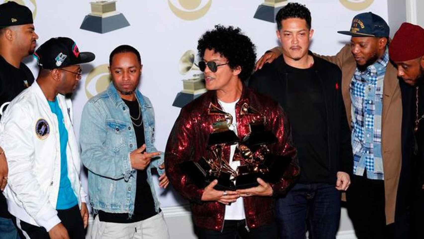 Bruno Mars posa con sus Grammy con los componentes de su banda / CG