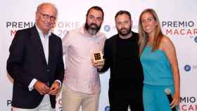 El fundador de Macarfi, Manuel Carreras (i), el ganador de la pasada edición, Rafa Zafra, el ganador de 2017, el restaurante Enigma, y la presentadora del acto, Pía Torres (d) / CG