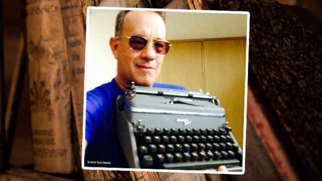 El actor Tom Hanks muestra una máquina de escribir de su colección