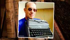 El actor Tom Hanks muestra una máquina de escribir de su colección