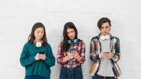 Tres adolescentes consultan sus redes sociales en el móvil / FREEPIK