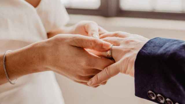 Un recién casado junto a su esposa en el día de su boda en una imagen de archivo / PEXELS