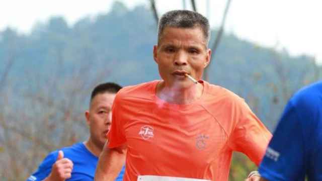 ‘Uncle Chen’, el maratoniano chino que compite fumando / REDES