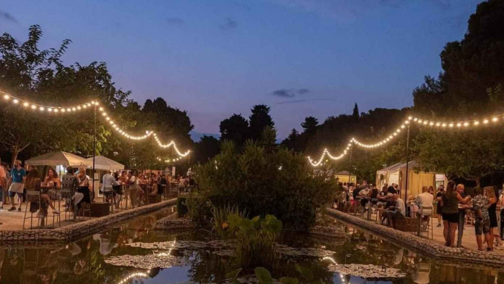 Jardines del Terramar de Sitges, en una noche de verano /CD