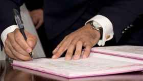 Imagen de archivo de un novio firmando los papeles de una boda / PIXABAY