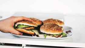 Plato de hamburguesas para comer con las manos y chuparse los dedos / UNPLASH