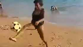 Imagen de la 'abuelita de Ronaldinho' haciendo toques en una playa de Brasil / CD