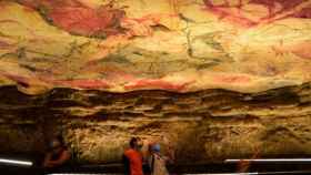 Escena de las pinturas de arte rupestre de Altamira / MUSEO NACIONAL Y CENTRO DE INVESTIGACIÓN DE ALTAMIRA