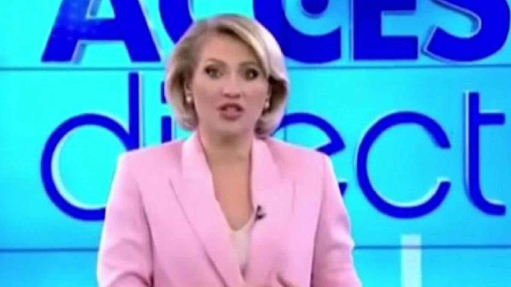 Una presentadora es atacada por una mujer desnuda / TWITTER