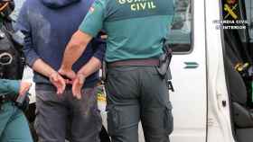 Agentes de la Guardia Civil detienen a un hombre / EP