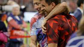 Lewandowski se abraza con Muller en su regreso al Allianz Arena / EFE
