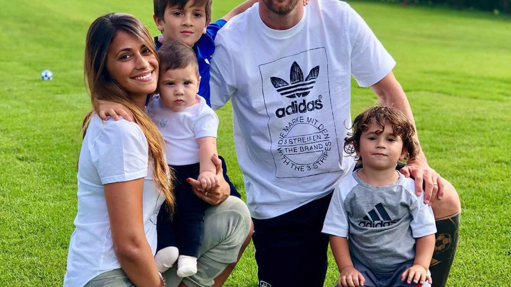 Antonella Roccuzzo con Messi y sus pequeños en la casa de la Cerdanya / INSTAGRAM