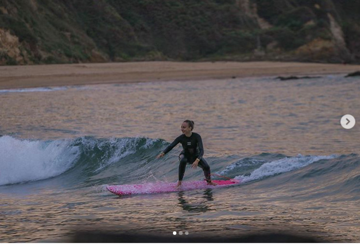 Ester Expósito haciendo surf en la costa de Lugo / Redes