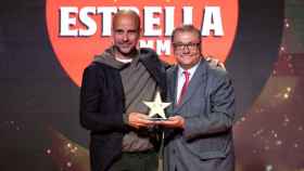Pep Guardiola recibe su quinto premio a Mejor Entrenador del Año en el fútbol catalán / FCF