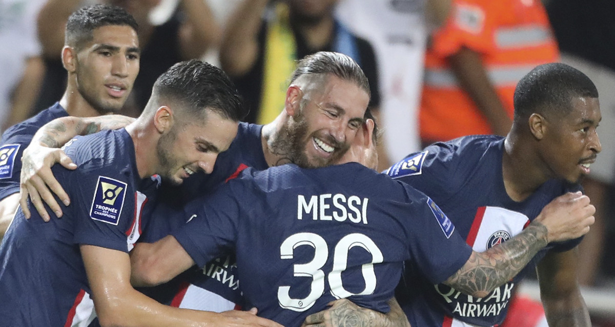 El abrazo entre Messi y Ramos, durante la celebración del título de la Supercopa de Francia / EFE