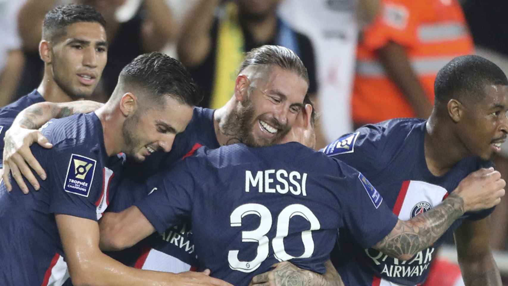 El abrazo entre Messi y Ramos, durante la celebración del título de la Supercopa de Francia / EFE