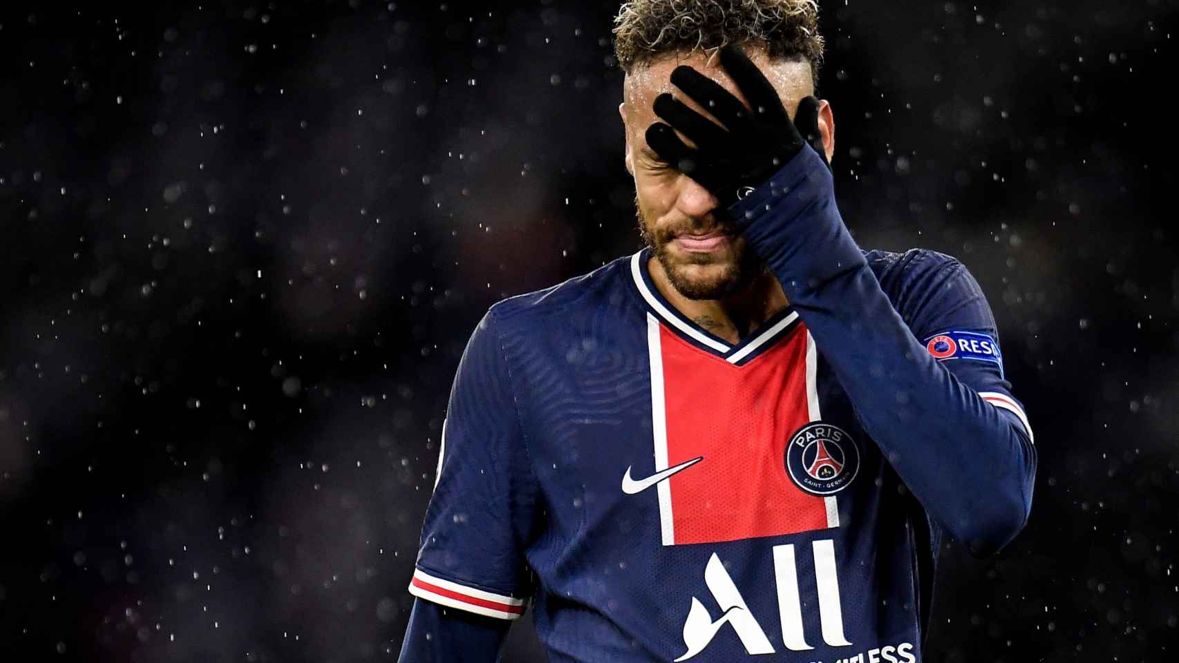 Neymar lamentando una eliminación de la Champions League