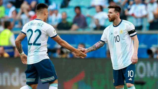 Messi, junto a Lautaro Martínez en un partido con la selección argentina | EFE