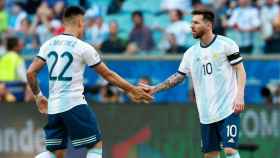 Messi, junto a Lautaro Martínez en un partido con la selección argentina | EFE