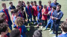 Un entrenador del fútbol formativo del Barça, dando instrucciones | FCB