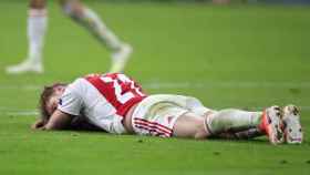 Frenkie de Jong, destrozado sobre el verde después del Ajax-Tottenham / EFE