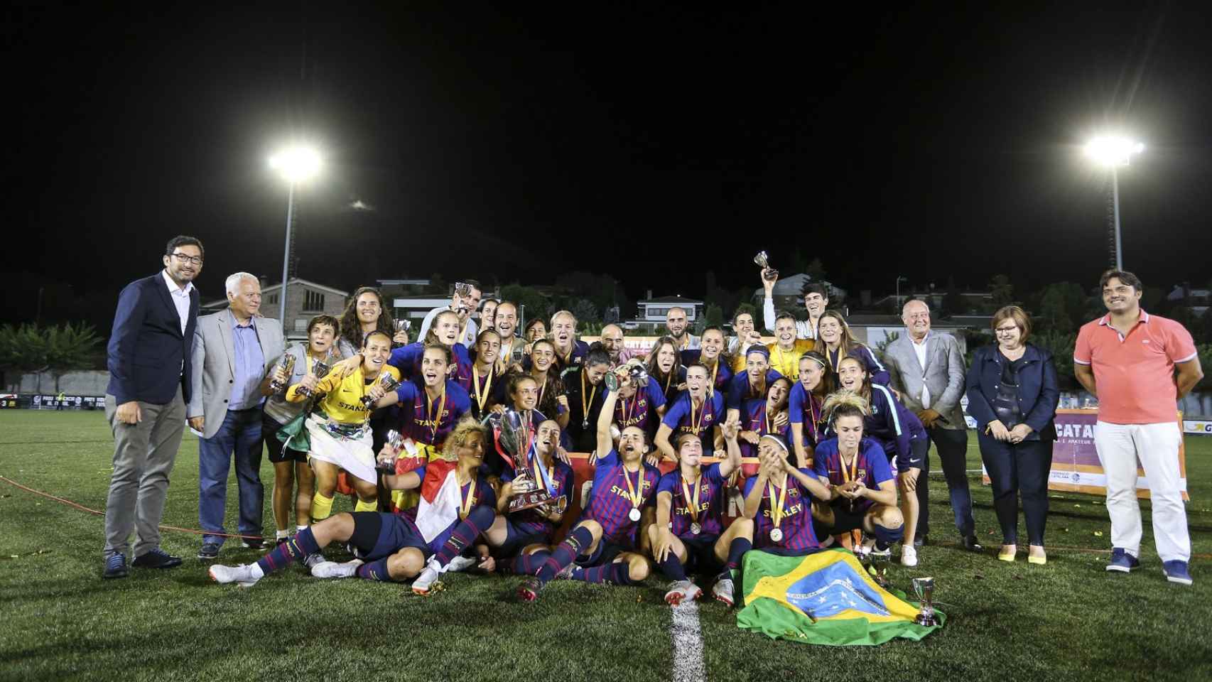 Una foto de las jugadores del Barça celebrando la conquista de la Copa Catalunya 2018 / FCF