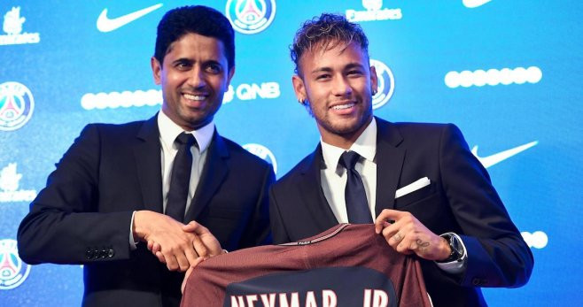 Una foto de Nasser Al-Khelaïfi y Neymar Jr. en su presentación como jugador del PSG / EFE