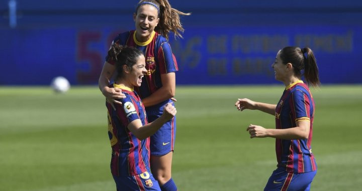 Marta Torrejón celebrando con Alexia Putellas y Melanie Serrano su gol ante el Levante / FCB