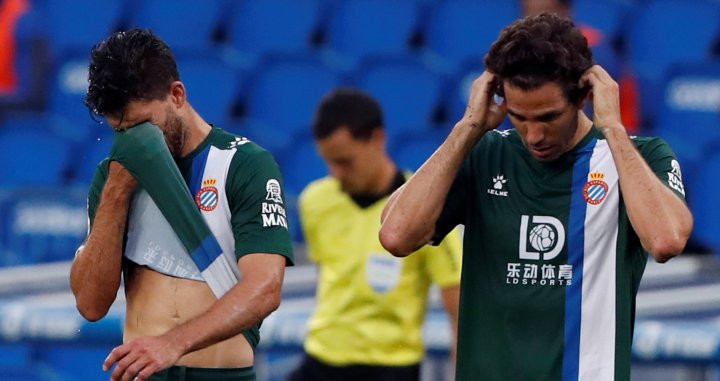 Los jugadores del Espanyol se lamentan de la derrota contra la Real Sociedad / EFE