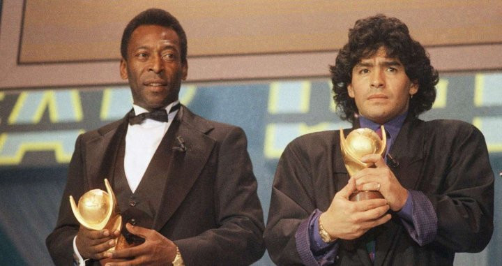 Pelé y Maradona recibiendo un reconocimiento de la FIFA / Twitter