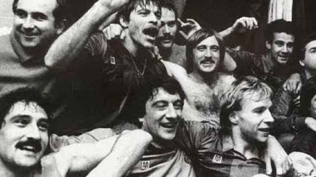 Urruti, Migueli y Archibald, entre otros, celebran la Liga del Barça de 1985 / ARCHIVO FCB