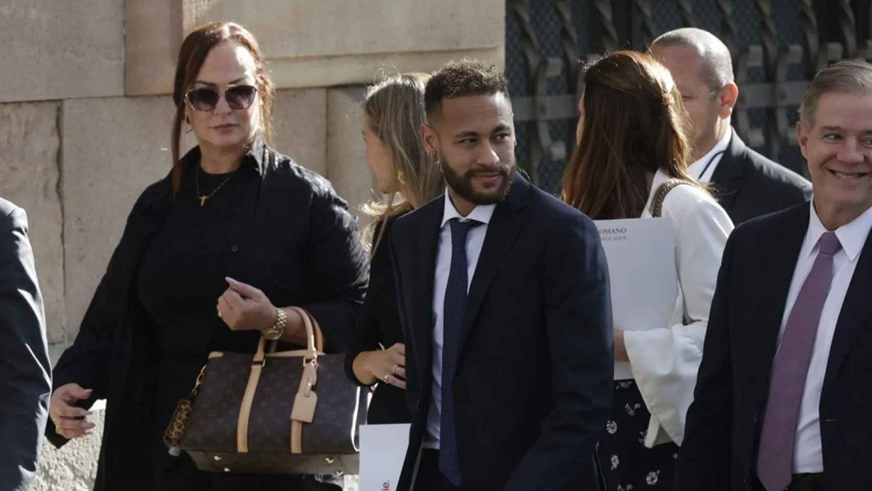 Neymar entra junto a su madre, Nadine Gonçalves, a la Audiencia Provincial de Barcelona / EFE