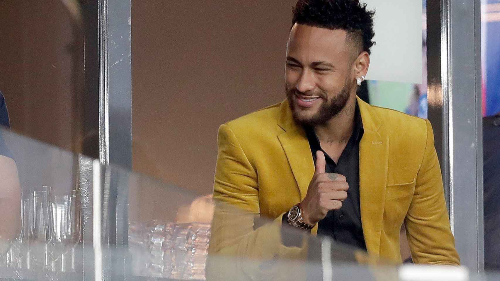 Neymar en la grada del Parque de los Príncipes / EFE