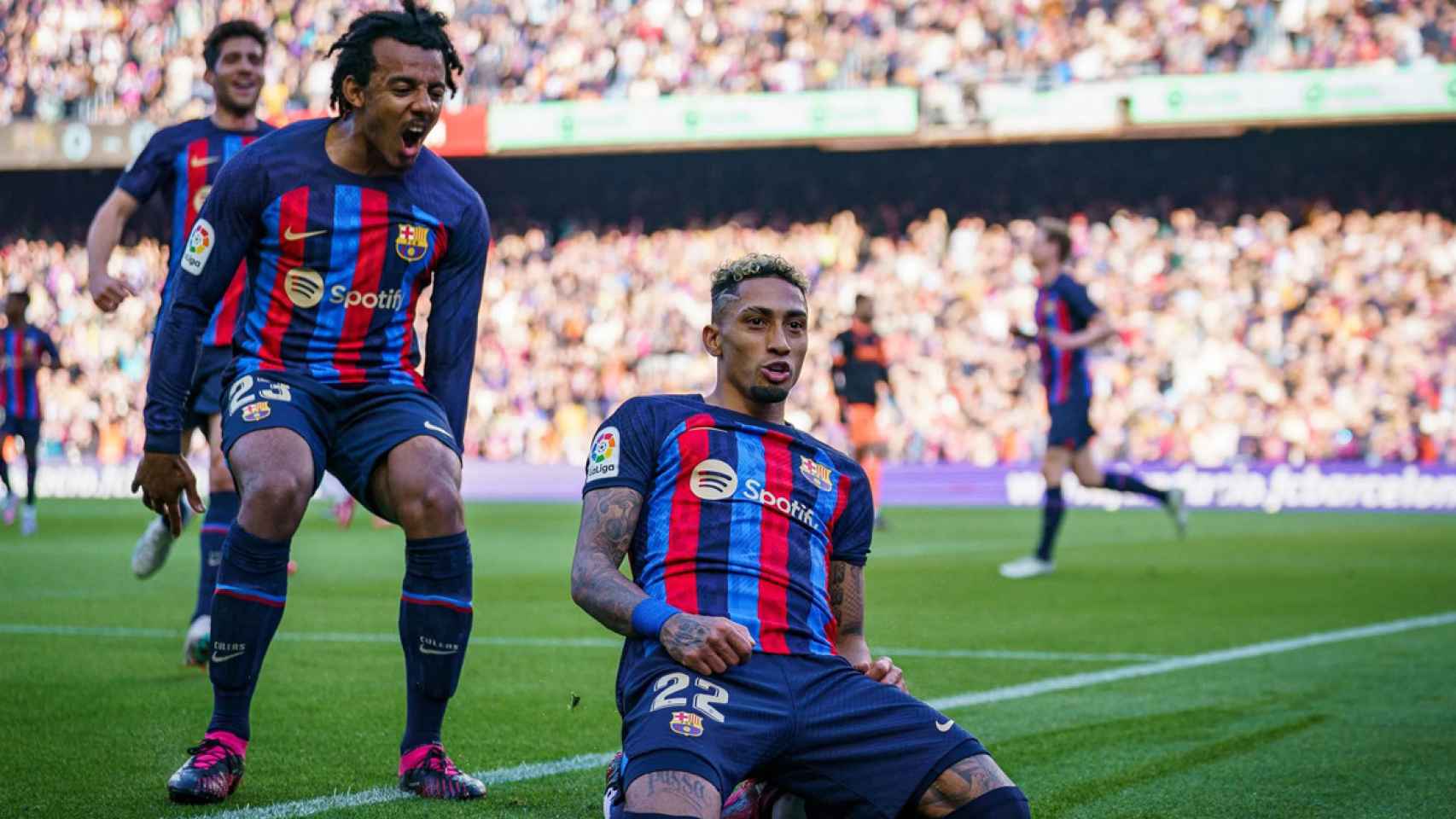 Raphinha festeja un gol anotado en el triunfo del Barça en el Camp Nou / FCB