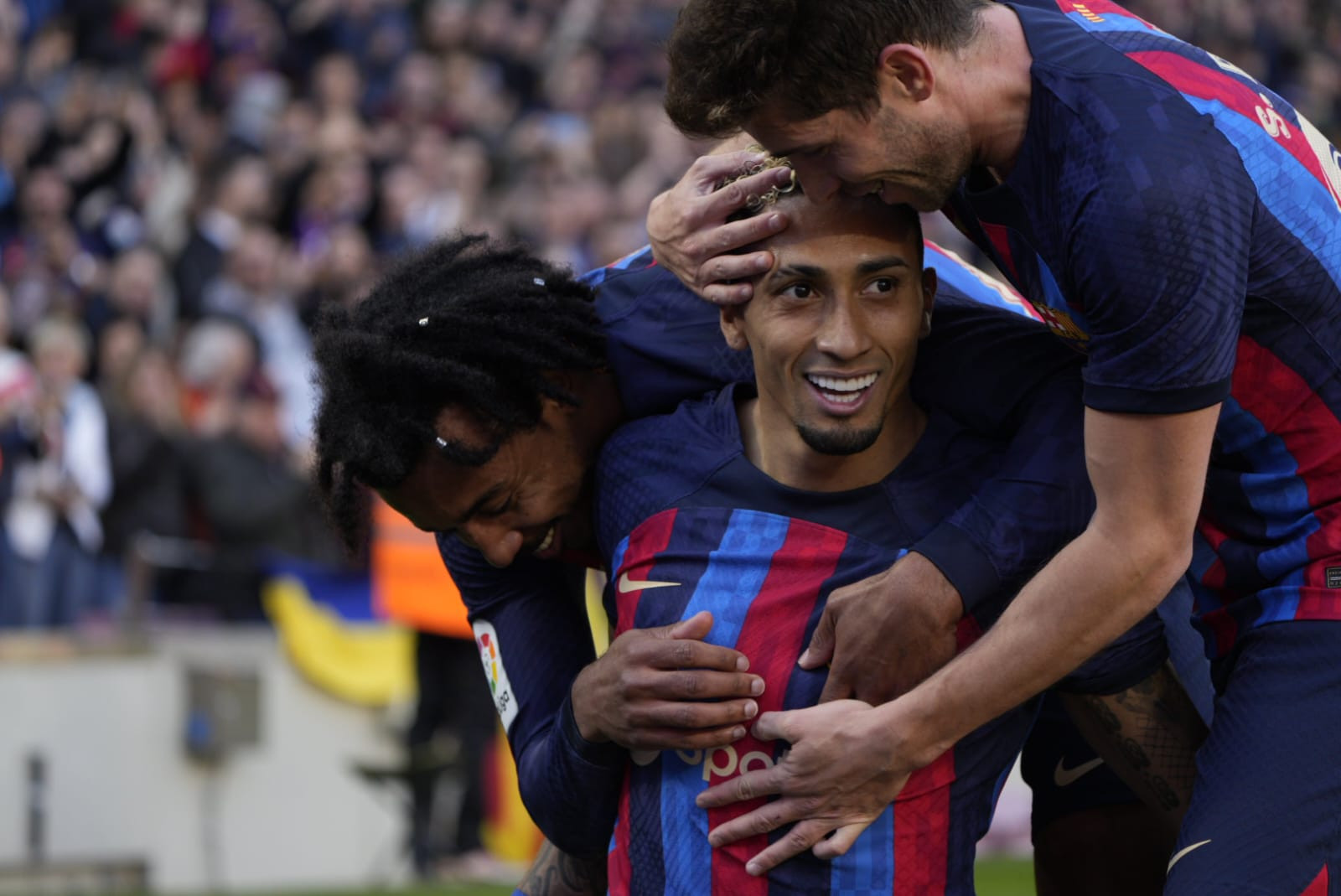 Raphinha, celebrando con Koundé y Sergi Roberto su gol al Valencia / LUIS MIGUEL AÑON