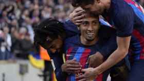 Raphinha, celebrando con Koundé y Sergi Roberto su gol al Valencia / LUIS MIGUEL AÑON