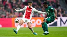 Noussair Mazraoui, en una jugada del triunfo del Ajax en la Eredivisie / Ajax
